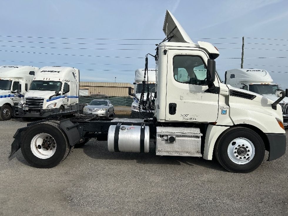 Day Cab Tractor-Heavy Duty Tractors-Freightliner-2019-T12642ST-Ocala-FL-352,179\n\t\tmiles-$ 48,000 - Image 8