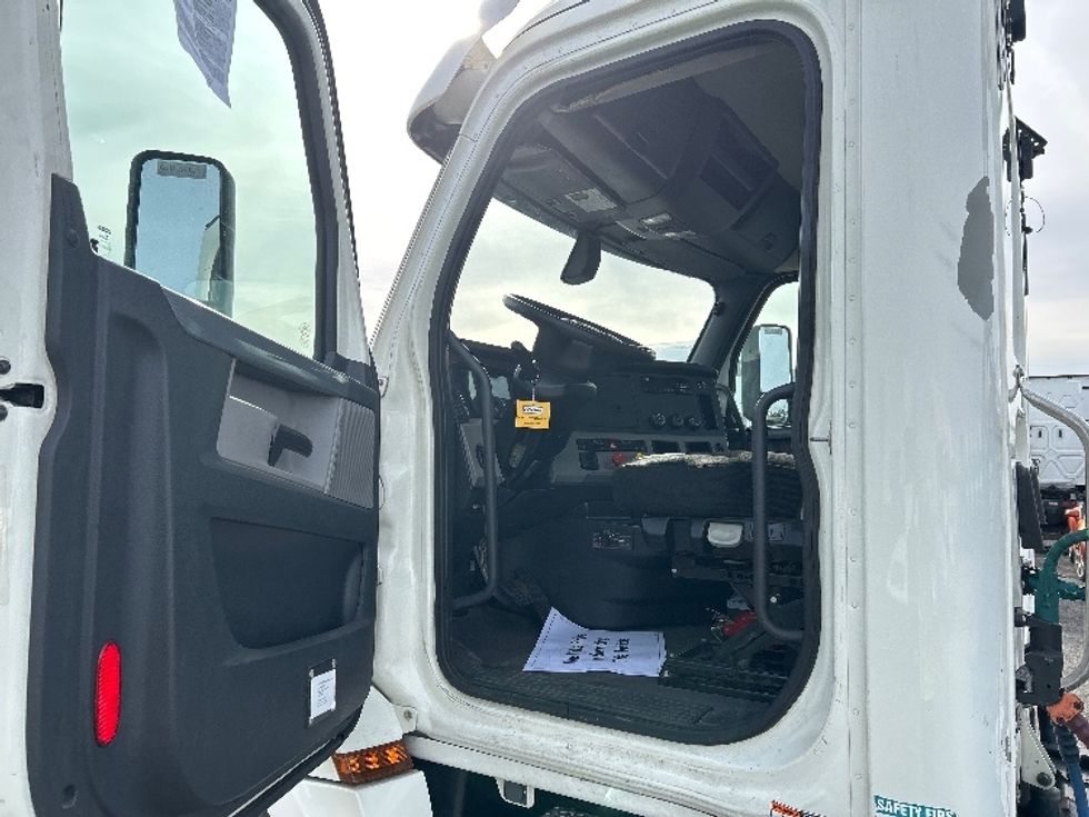 Day Cab Tractor-Heavy Duty Tractors-Freightliner-2019-T12642ST-Ocala-FL-352,179\n\t\tmiles-$ 48,000 - Image 9