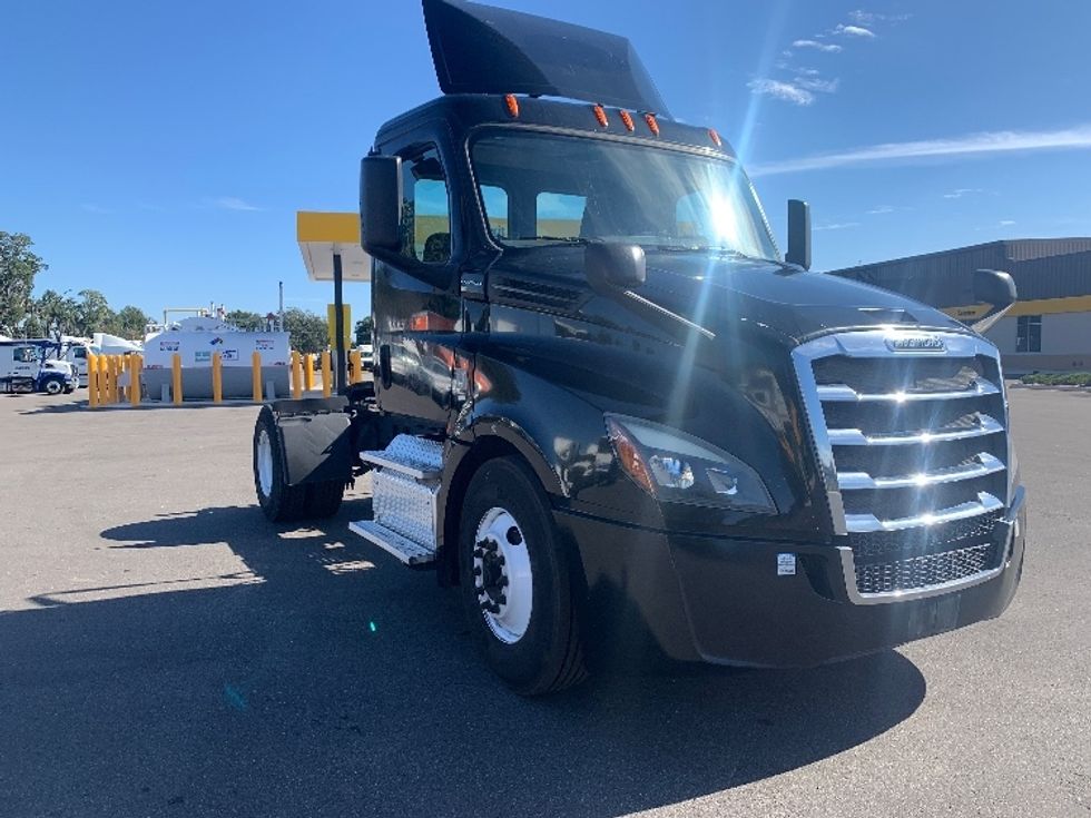 Day Cab Tractor-Heavy Duty Tractors-Freightliner-2019-T12642ST-Ocala-FL-383,437\n\t\tmiles-$ 36,750 - Image 1
