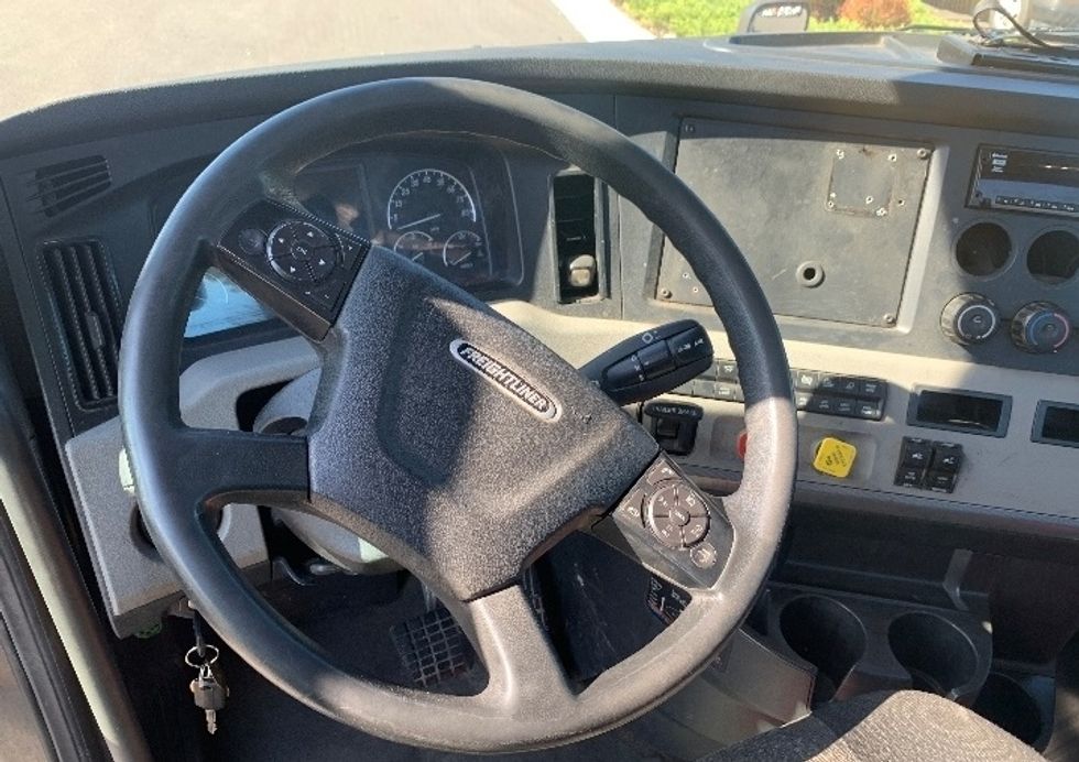 Day Cab Tractor-Heavy Duty Tractors-Freightliner-2019-T12642ST-Ocala-FL-383,437\n\t\tmiles-$ 36,750 - Image 11