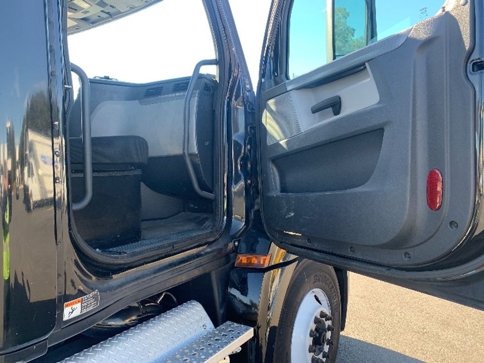Day Cab Tractor-Heavy Duty Tractors-Freightliner-2019-T12642ST-Ocala-FL-383,437\n\t\tmiles-$ 36,750 - Image 12
