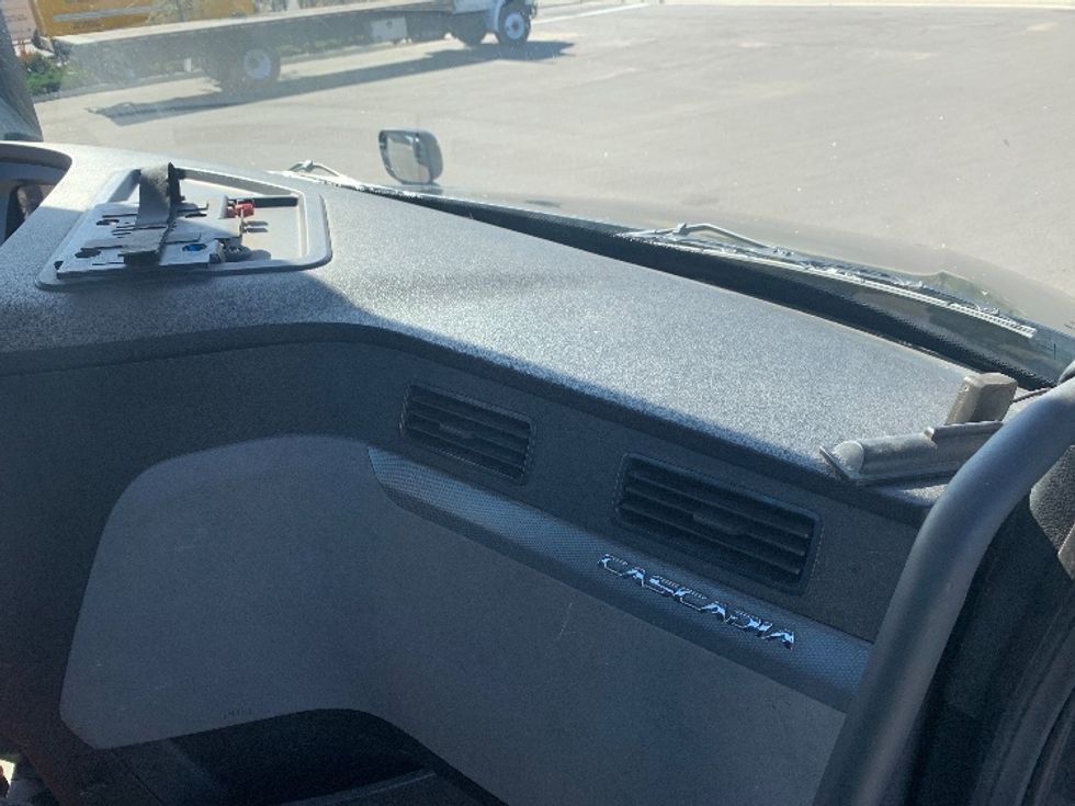 Day Cab Tractor-Heavy Duty Tractors-Freightliner-2019-T12642ST-Ocala-FL-383,437\n\t\tmiles-$ 36,750 - Image 13