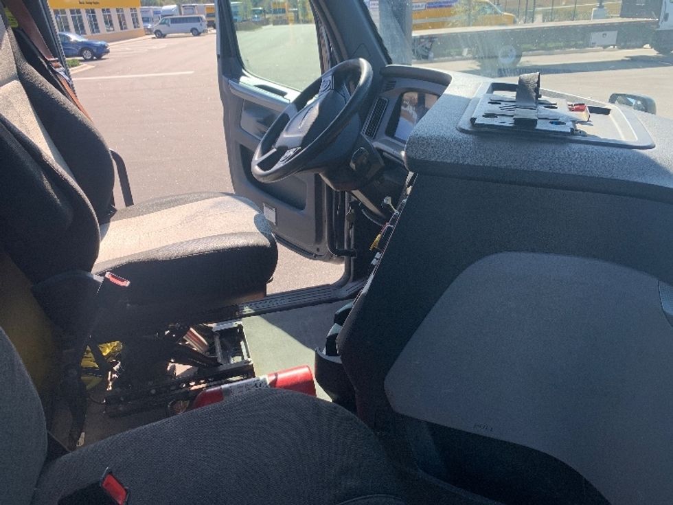 Day Cab Tractor-Heavy Duty Tractors-Freightliner-2019-T12642ST-Ocala-FL-383,437\n\t\tmiles-$ 36,750 - Image 14