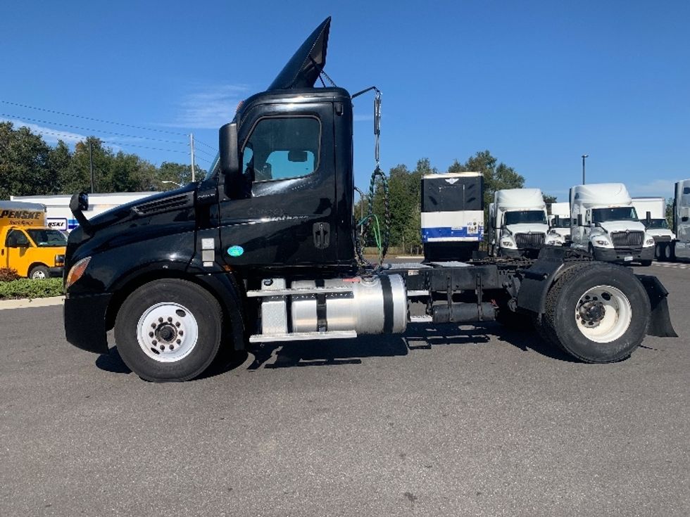 Day Cab Tractor-Heavy Duty Tractors-Freightliner-2019-T12642ST-Ocala-FL-383,437\n\t\tmiles-$ 36,750 - Image 4