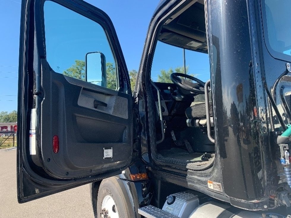 Day Cab Tractor-Heavy Duty Tractors-Freightliner-2019-T12642ST-Ocala-FL-383,437\n\t\tmiles-$ 36,750 - Image 9