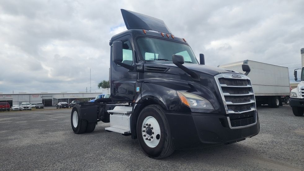 Day Cab Tractor-Heavy Duty Tractors-Freightliner-2019-T12642ST-Ocala-FL-401,916\n\t\tmiles-$ 35,750 - Image 1