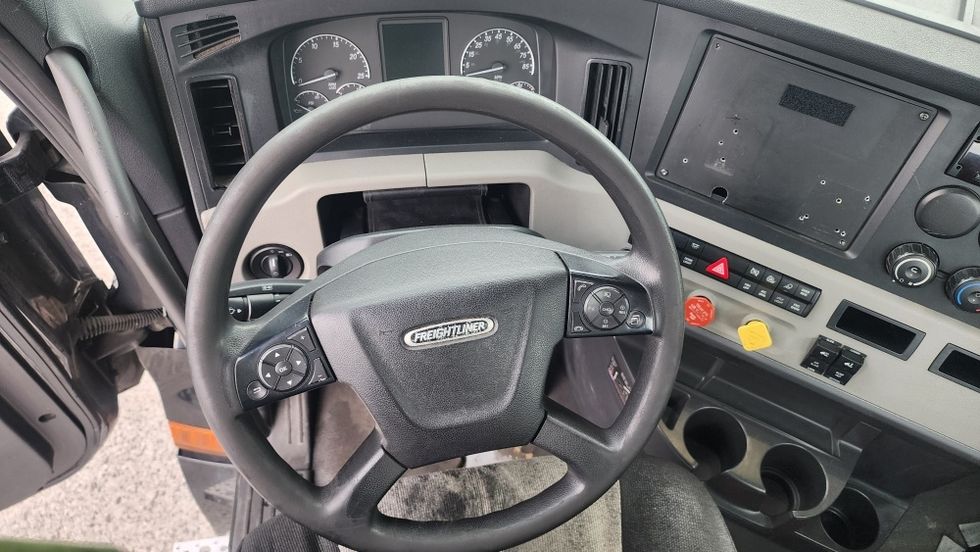 Day Cab Tractor-Heavy Duty Tractors-Freightliner-2019-T12642ST-Ocala-FL-401,916\n\t\tmiles-$ 35,750 - Image 10