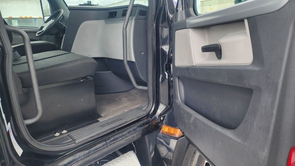 Day Cab Tractor-Heavy Duty Tractors-Freightliner-2019-T12642ST-Ocala-FL-401,916\n\t\tmiles-$ 35,750 - Image 11