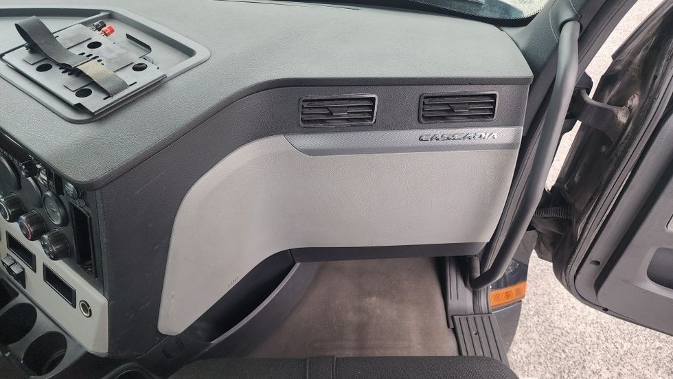 Day Cab Tractor-Heavy Duty Tractors-Freightliner-2019-T12642ST-Ocala-FL-401,916\n\t\tmiles-$ 35,750 - Image 12