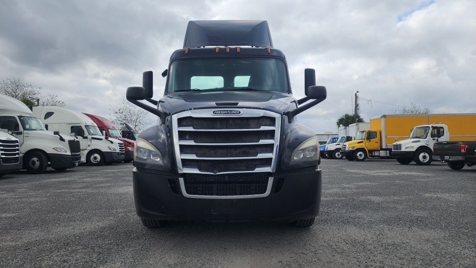 Day Cab Tractor-Heavy Duty Tractors-Freightliner-2019-T12642ST-Ocala-FL-401,916\n\t\tmiles-$ 35,750 - Image 2