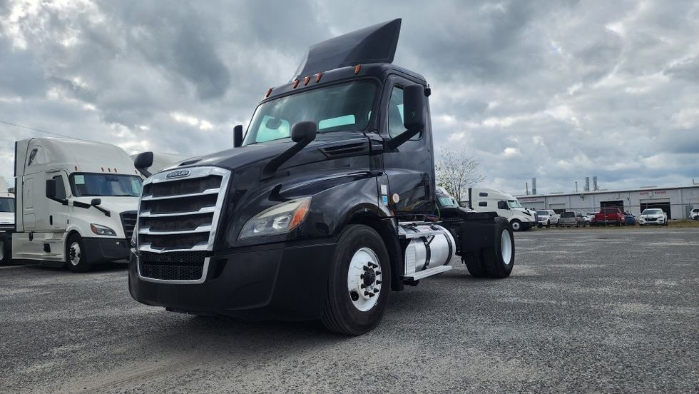 Day Cab Tractor-Heavy Duty Tractors-Freightliner-2019-T12642ST-Ocala-FL-401,916\n\t\tmiles-$ 35,750 - Image 3