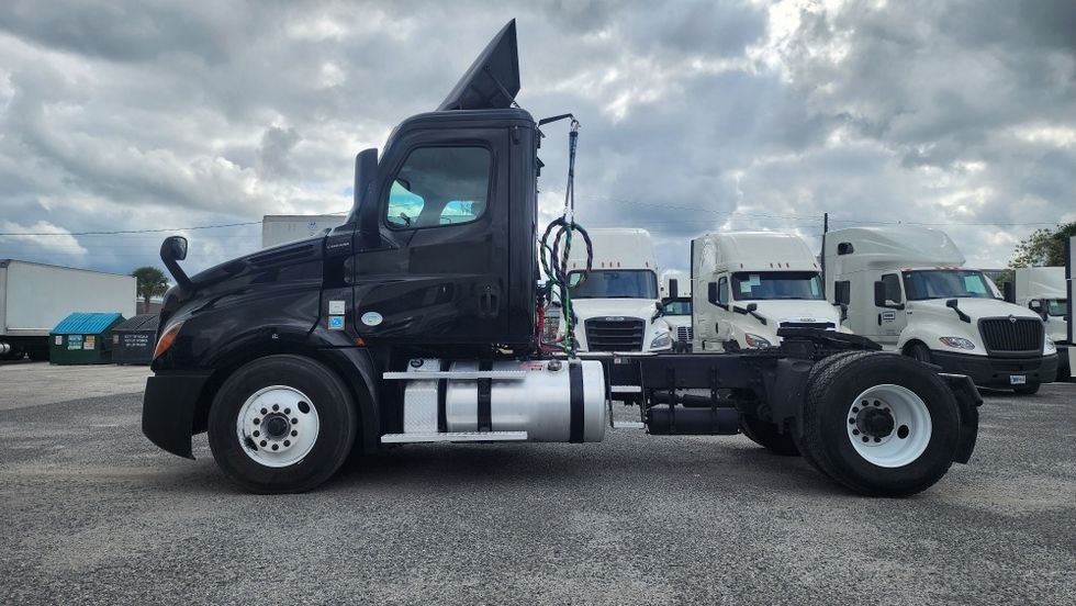 Day Cab Tractor-Heavy Duty Tractors-Freightliner-2019-T12642ST-Ocala-FL-401,916\n\t\tmiles-$ 35,750 - Image 4
