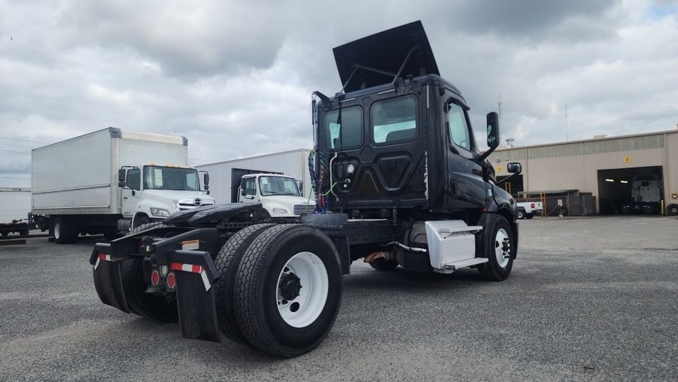 Day Cab Tractor-Heavy Duty Tractors-Freightliner-2019-T12642ST-Ocala-FL-401,916\n\t\tmiles-$ 35,750 - Image 7