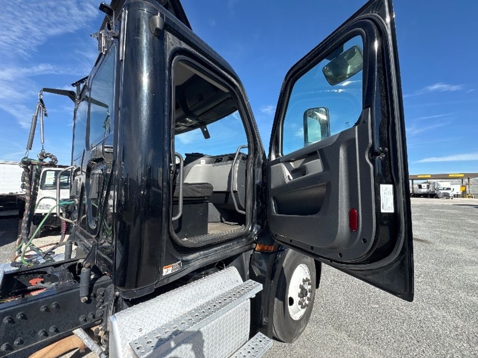Day Cab Tractor-Heavy Duty Tractors-Freightliner-2019-T12642ST-Ocala-FL-408,001\n\t\tmiles-$ 34,750 - Image 12