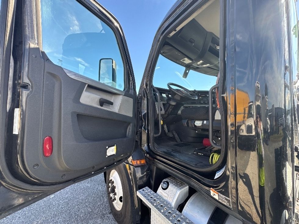 Day Cab Tractor-Heavy Duty Tractors-Freightliner-2019-T12642ST-Ocala-FL-408,001\n\t\tmiles-$ 34,750 - Image 9