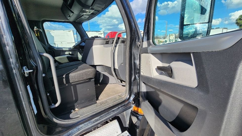 Day Cab Tractor-Heavy Duty Tractors-Freightliner-2019-T12642ST-Ocala-FL-428,481\n\t\tmiles-$ 33,750 - Image 12