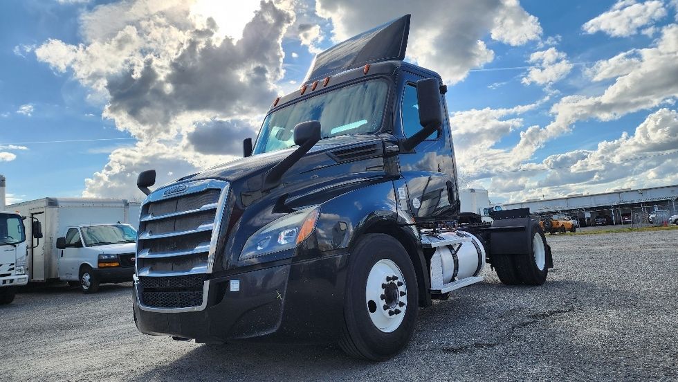 Day Cab Tractor-Heavy Duty Tractors-Freightliner-2019-T12642ST-Ocala-FL-428,481\n\t\tmiles-$ 33,750 - Image 3