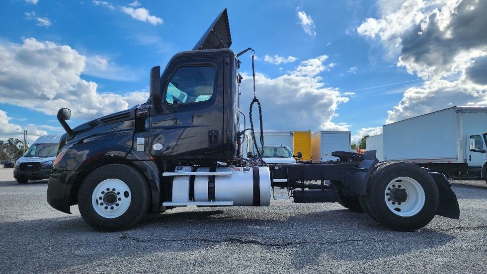 Day Cab Tractor-Heavy Duty Tractors-Freightliner-2019-T12642ST-Ocala-FL-428,481\n\t\tmiles-$ 33,750 - Image 4