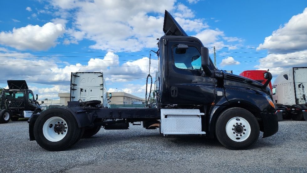 Day Cab Tractor-Heavy Duty Tractors-Freightliner-2019-T12642ST-Ocala-FL-428,481\n\t\tmiles-$ 33,750 - Image 8