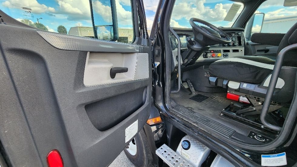 Day Cab Tractor-Heavy Duty Tractors-Freightliner-2019-T12642ST-Ocala-FL-428,481\n\t\tmiles-$ 33,750 - Image 9