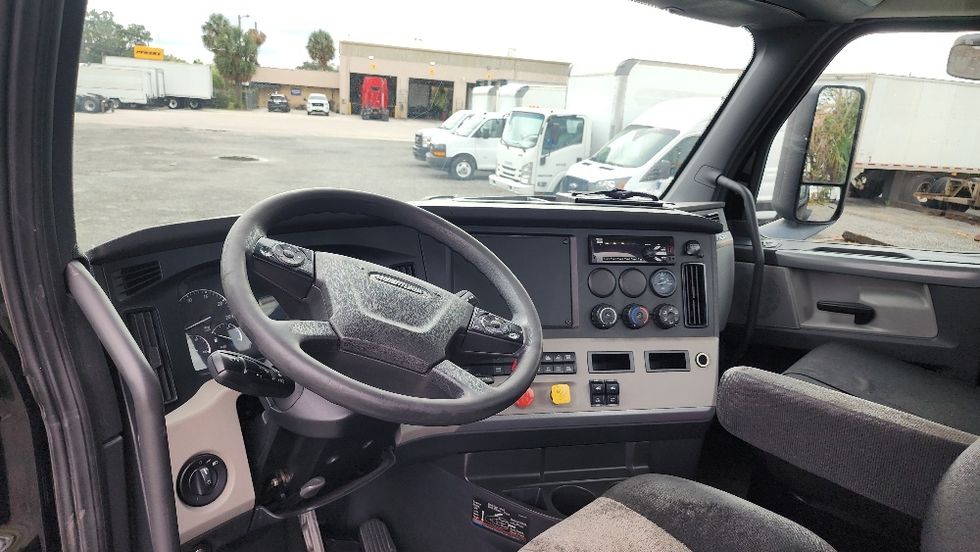 Day Cab Tractor-Heavy Duty Tractors-Freightliner-2019-T12642ST-Ocala-FL-437,791\n\t\tmiles-$ 33,750 - Image 10