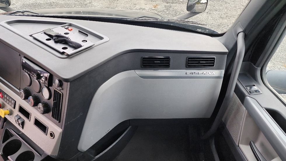 Day Cab Tractor-Heavy Duty Tractors-Freightliner-2019-T12642ST-Ocala-FL-437,791\n\t\tmiles-$ 33,750 - Image 13