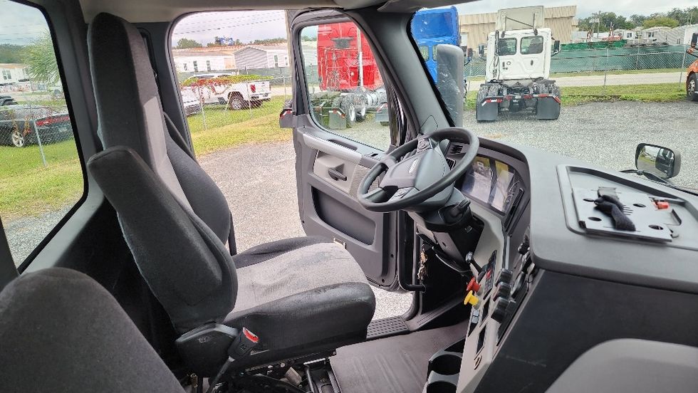 Day Cab Tractor-Heavy Duty Tractors-Freightliner-2019-T12642ST-Ocala-FL-437,791\n\t\tmiles-$ 33,750 - Image 14