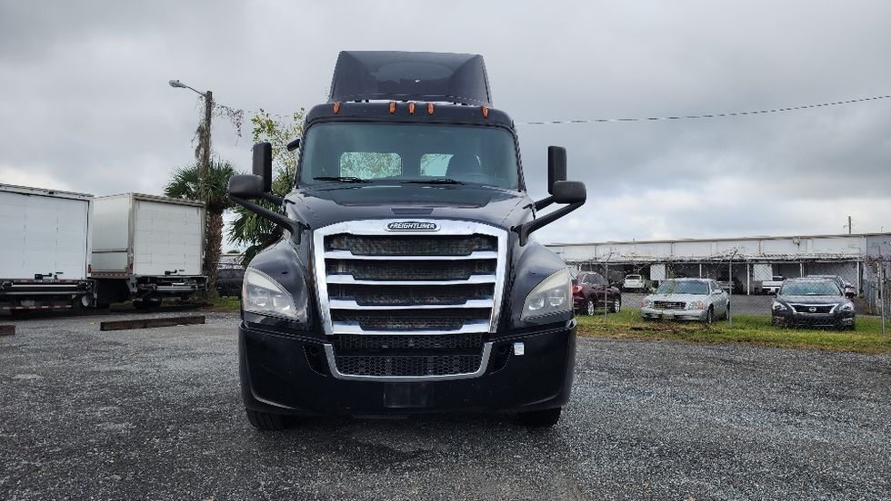 Day Cab Tractor-Heavy Duty Tractors-Freightliner-2019-T12642ST-Ocala-FL-437,791\n\t\tmiles-$ 33,750 - Image 2