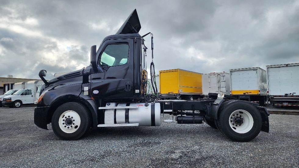 Day Cab Tractor-Heavy Duty Tractors-Freightliner-2019-T12642ST-Ocala-FL-437,791\n\t\tmiles-$ 33,750 - Image 4