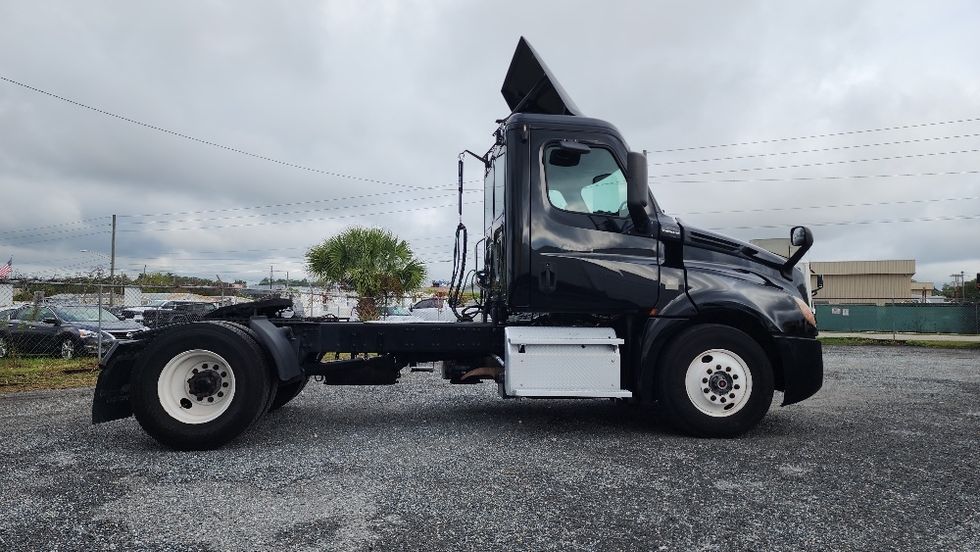 Day Cab Tractor-Heavy Duty Tractors-Freightliner-2019-T12642ST-Ocala-FL-437,791\n\t\tmiles-$ 33,750 - Image 8