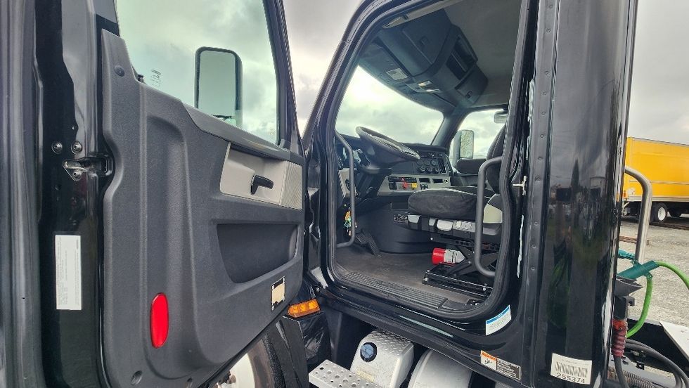 Day Cab Tractor-Heavy Duty Tractors-Freightliner-2019-T12642ST-Ocala-FL-437,791\n\t\tmiles-$ 33,750 - Image 9