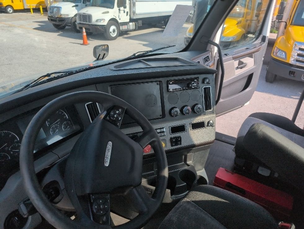 Day Cab Tractor-Heavy Duty Tractors-Freightliner-2019-T12642ST-Ocala-FL-485,473\n\t\tmiles-$ 36,500 - Image 10