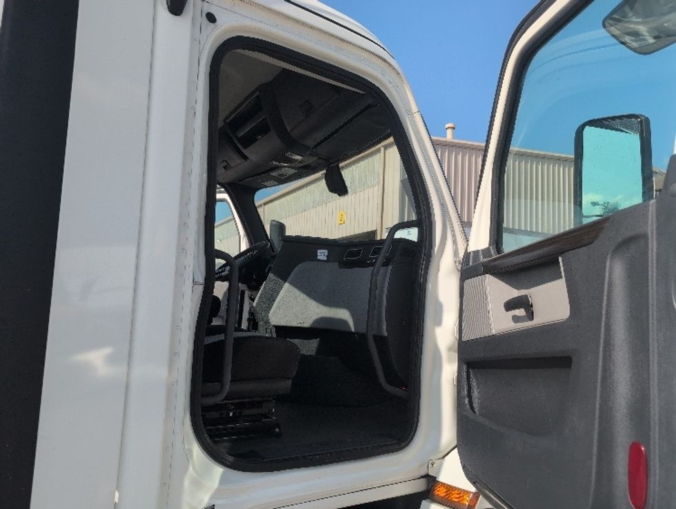 Day Cab Tractor-Heavy Duty Tractors-Freightliner-2019-T12642ST-Ocala-FL-485,473\n\t\tmiles-$ 36,500 - Image 12