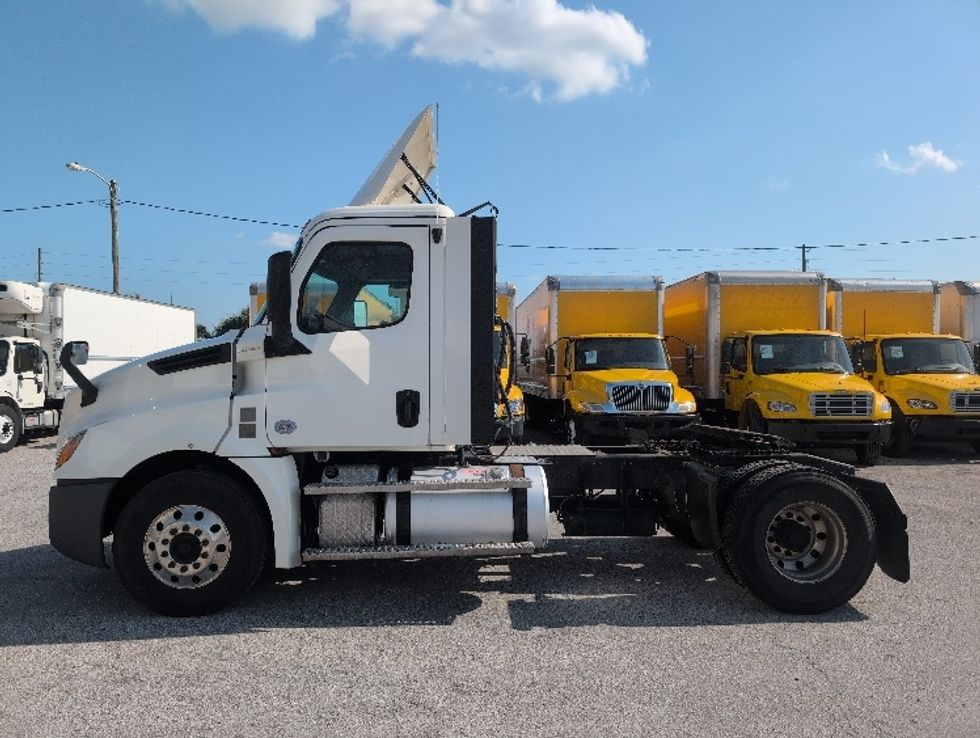 Day Cab Tractor-Heavy Duty Tractors-Freightliner-2019-T12642ST-Ocala-FL-485,473\n\t\tmiles-$ 36,500 - Image 4