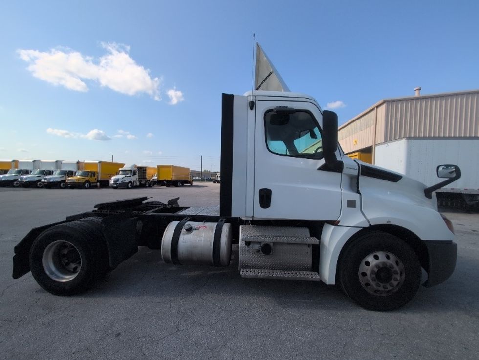 Day Cab Tractor-Heavy Duty Tractors-Freightliner-2019-T12642ST-Ocala-FL-485,473\n\t\tmiles-$ 36,500 - Image 8