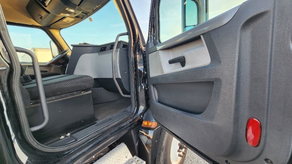 Day Cab Tractor-Heavy Duty Tractors-Freightliner-2019-T12642ST-Ocala-FL-55,139\n\t\tmiles-$ 50,250 - Image 12