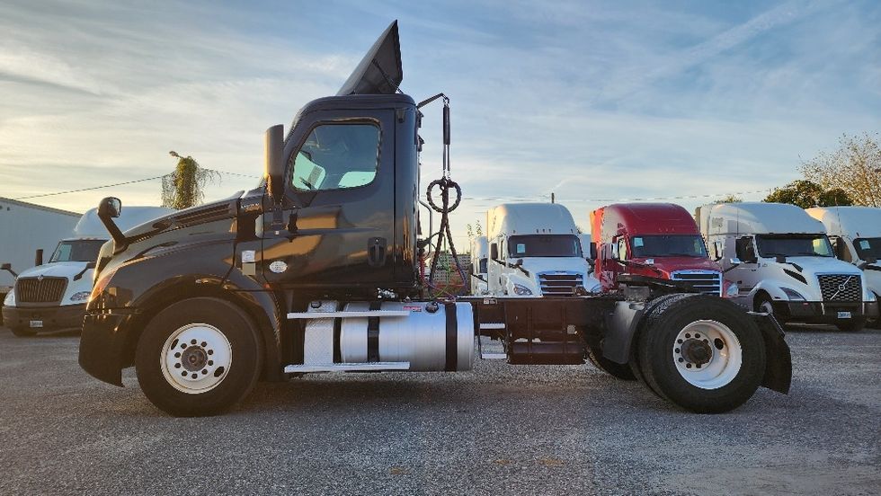 Day Cab Tractor-Heavy Duty Tractors-Freightliner-2019-T12642ST-Ocala-FL-55,139\n\t\tmiles-$ 50,250 - Image 4