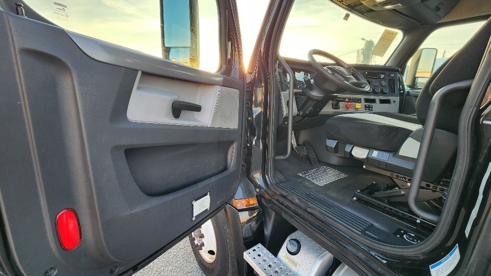 Day Cab Tractor-Heavy Duty Tractors-Freightliner-2019-T12642ST-Ocala-FL-55,139\n\t\tmiles-$ 50,250 - Image 9