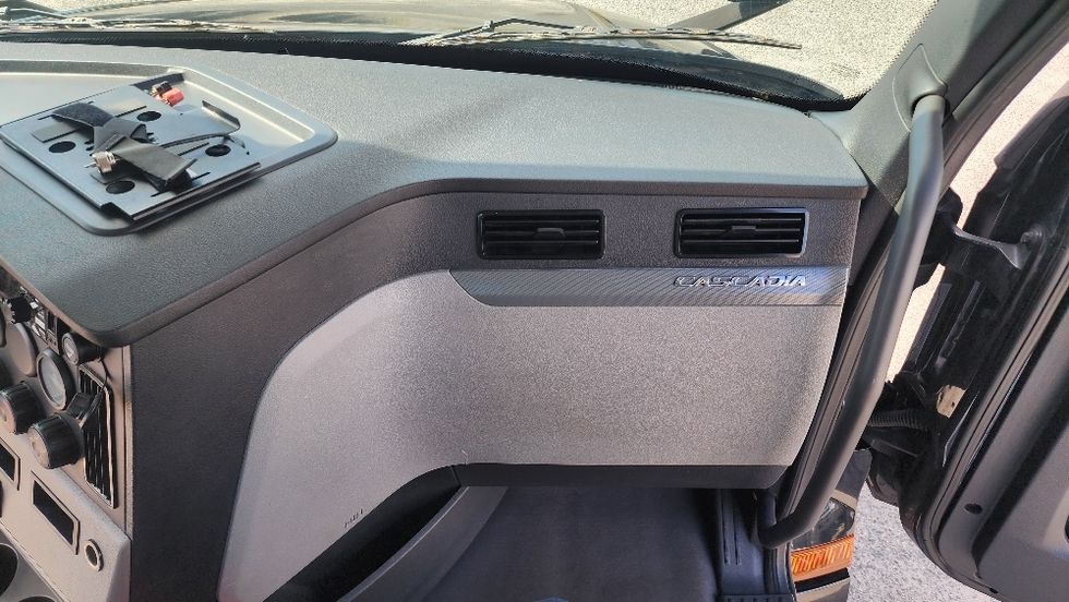 Day Cab Tractor-Heavy Duty Tractors-Freightliner-2019-T12642ST-Ocala-FL-88,355\n\t\tmiles-$ 50,250 - Image 13