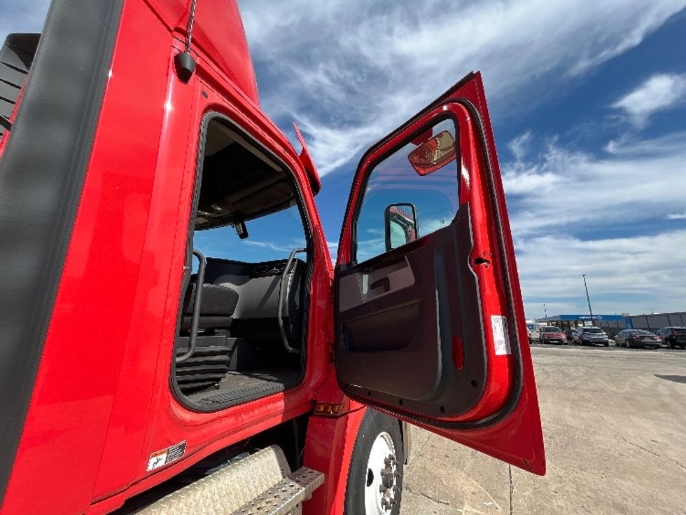 Day Cab Tractor-Heavy Duty Tractors-Freightliner-2019-T12642ST-Oklahoma City-OK-171,711\n\t\tmiles-$ 49,000 - Image 12