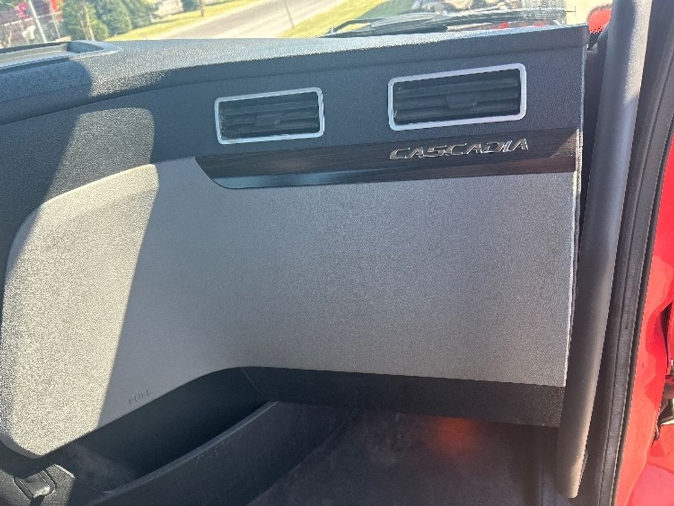 Day Cab Tractor-Heavy Duty Tractors-Freightliner-2019-T12642ST-Oklahoma City-OK-171,711\n\t\tmiles-$ 49,000 - Image 13