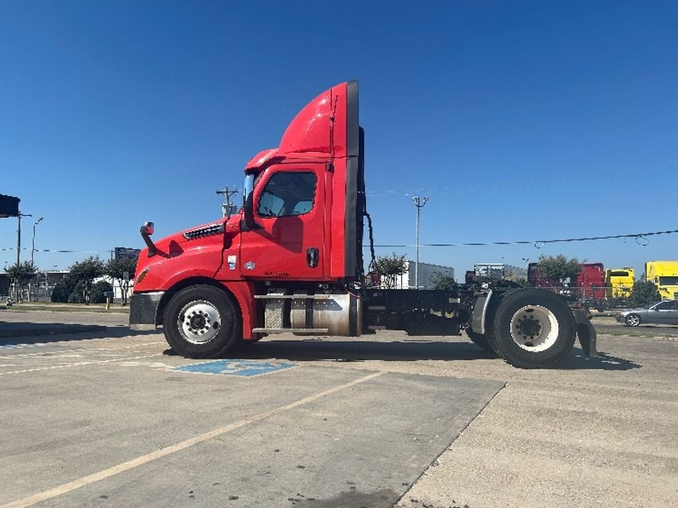 Day Cab Tractor-Heavy Duty Tractors-Freightliner-2019-T12642ST-Oklahoma City-OK-171,711\n\t\tmiles-$ 49,000 - Image 4
