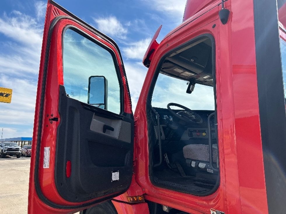 Day Cab Tractor-Heavy Duty Tractors-Freightliner-2019-T12642ST-Oklahoma City-OK-171,711\n\t\tmiles-$ 49,000 - Image 9