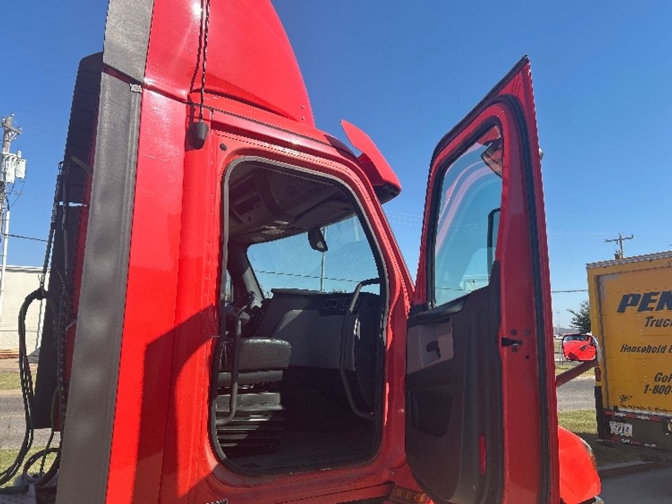 Day Cab Tractor-Heavy Duty Tractors-Freightliner-2019-T12642ST-Oklahoma City-OK-187,855\n\t\tmiles-$ 48,000 - Image 12