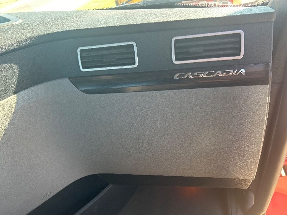 Day Cab Tractor-Heavy Duty Tractors-Freightliner-2019-T12642ST-Oklahoma City-OK-187,855\n\t\tmiles-$ 48,000 - Image 13