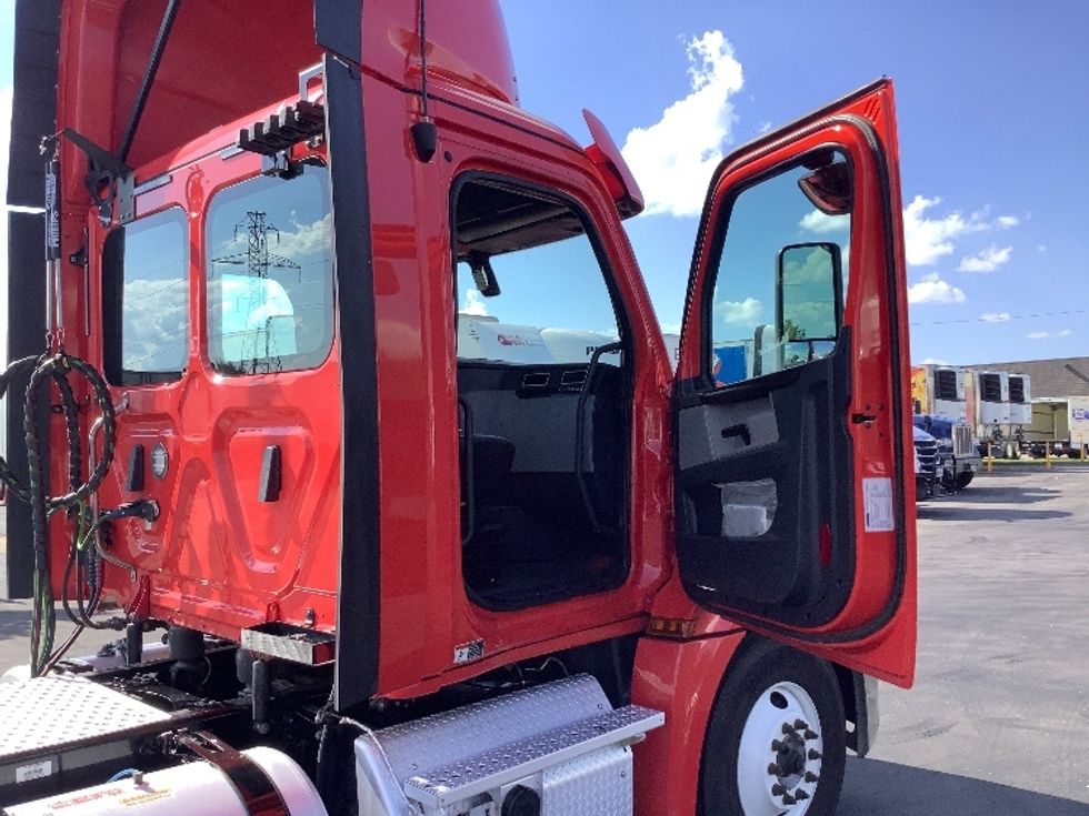 Day Cab Tractor-Heavy Duty Tractors-Freightliner-2019-T12642ST-Oklahoma City-OK-243,143\n\t\tmiles-$ 48,000 - Image 12