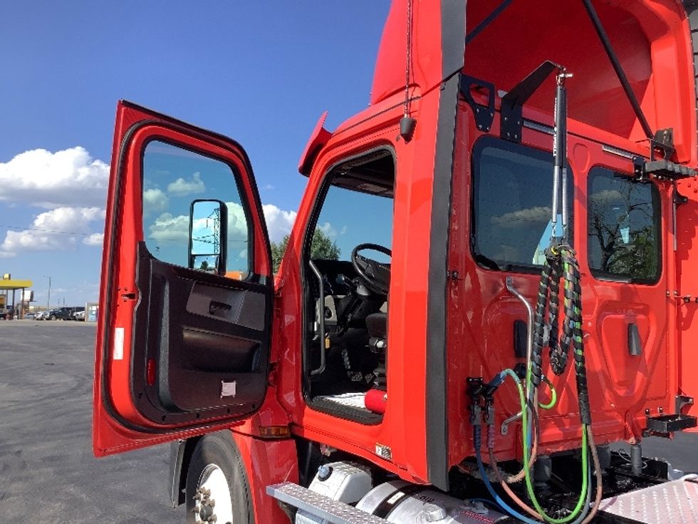 Day Cab Tractor-Heavy Duty Tractors-Freightliner-2019-T12642ST-Oklahoma City-OK-243,143\n\t\tmiles-$ 48,000 - Image 9
