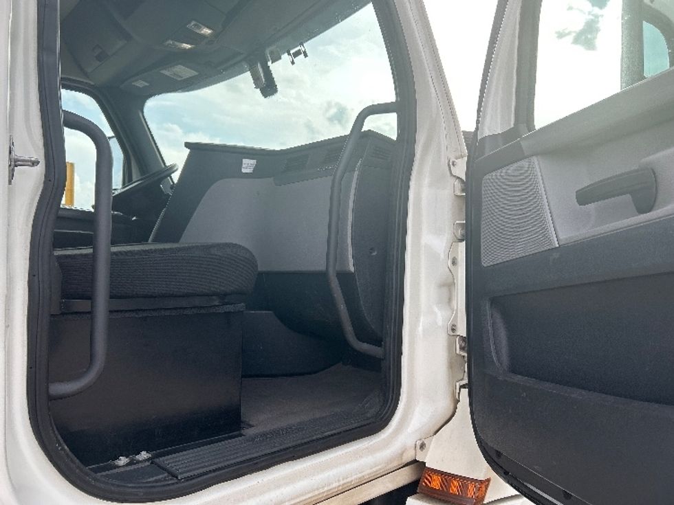 Day Cab Tractor-Heavy Duty Tractors-Freightliner-2019-T12642ST-Oklahoma City-OK-393,136\n\t\tmiles-$ 37,750 - Image 12