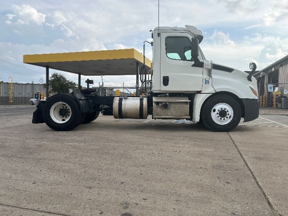 Day Cab Tractor-Heavy Duty Tractors-Freightliner-2019-T12642ST-Oklahoma City-OK-393,136\n\t\tmiles-$ 37,750 - Image 8