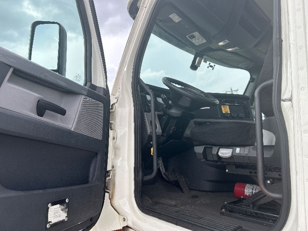 Day Cab Tractor-Heavy Duty Tractors-Freightliner-2019-T12642ST-Oklahoma City-OK-393,136\n\t\tmiles-$ 37,750 - Image 9